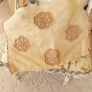 GORGEOUS, VINTAGE PILLOW COVER WITH ECRU HAND CROCHET FLOWERS!